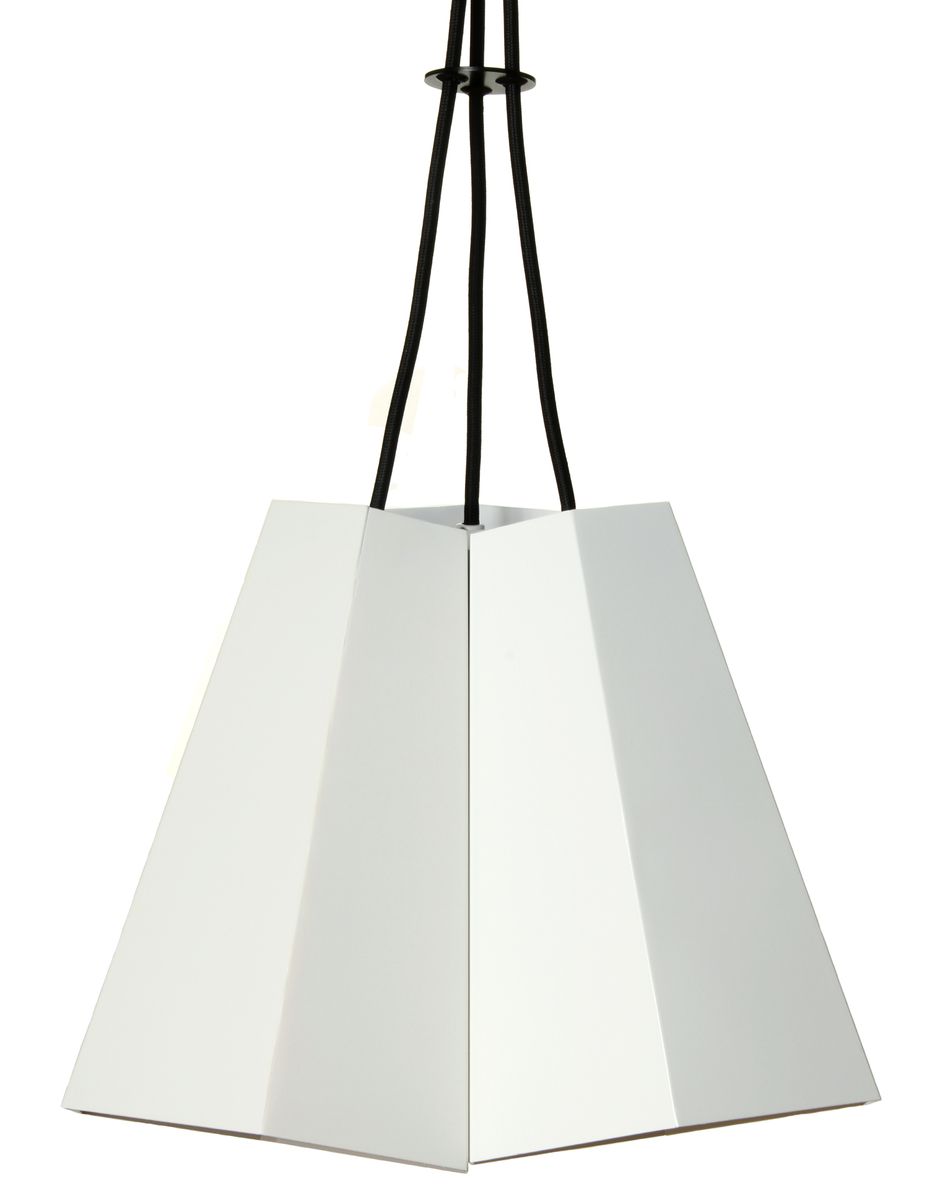 Irving on leikkisä ryhmävalaisin, jossa on kolme kulmikasta metallivarjostinta. Valo suuntautuu alaspäin, mikä tekee siitä erinomaisen valaisimen esimerkiksi ruokapöydän tai keittiösaarekkeen ylle.