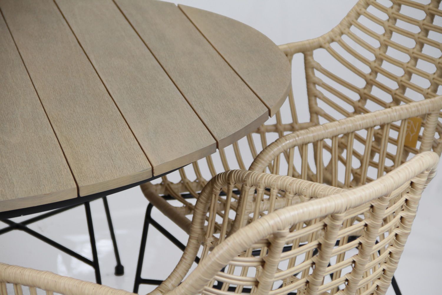 Java pyöreä terassipöytä 150cm + 6 Amanda rottinkituolia