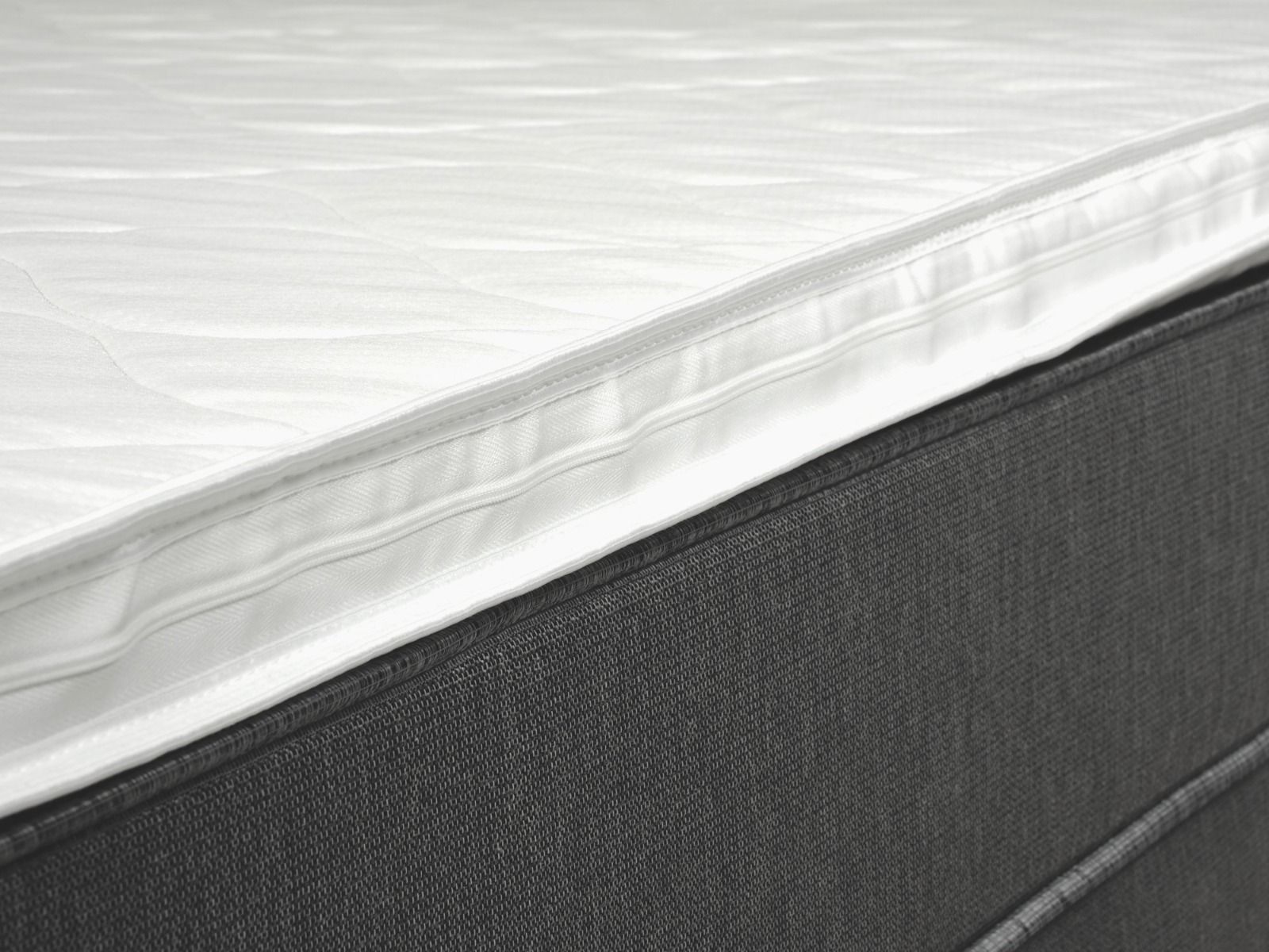 Lähikuva petauspatjasta ja sängyn reunasta