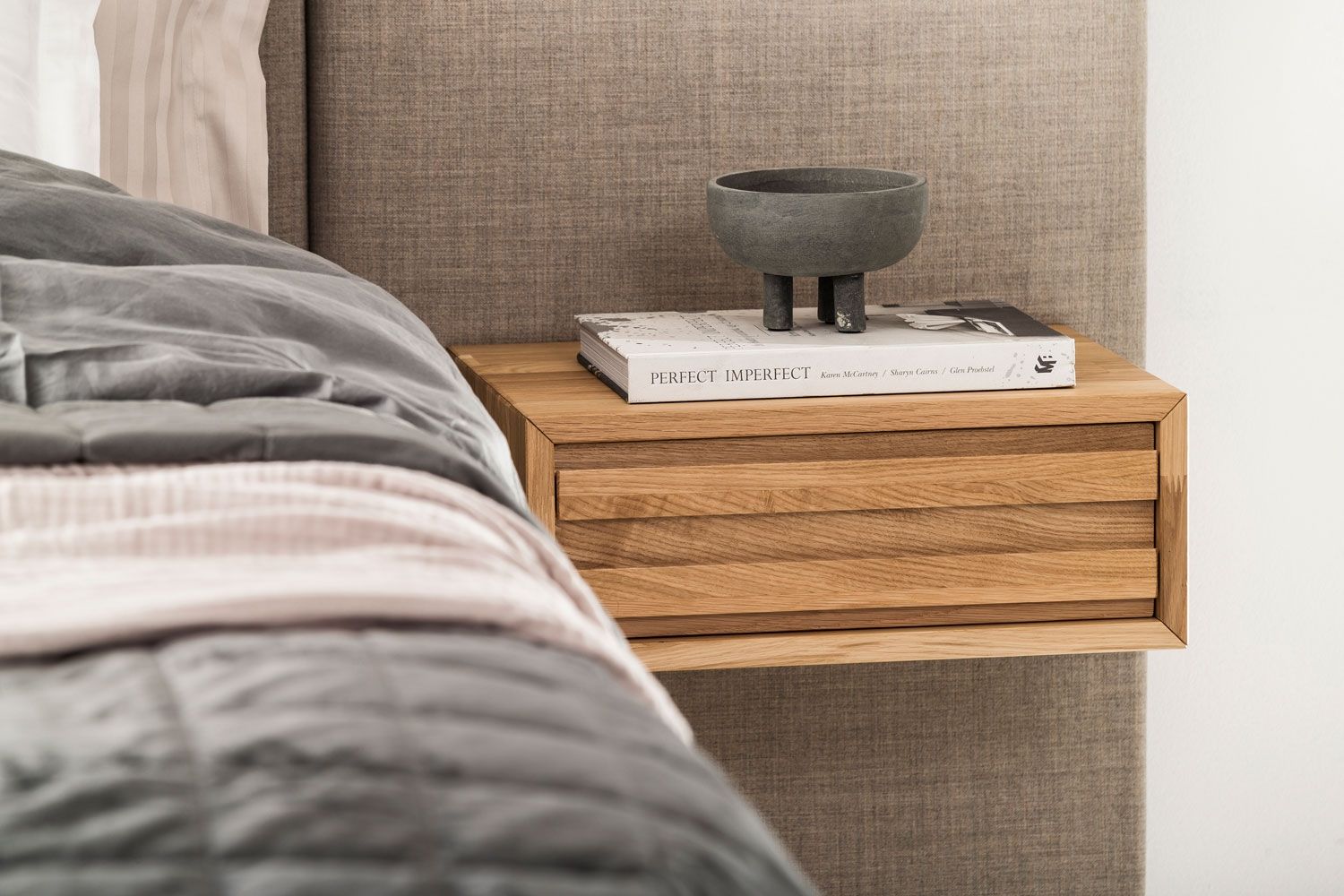 Jensen Eicon Wall yöpöytä seinälle, eri värejä