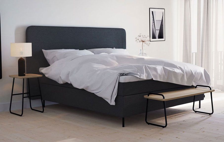 Jensen Nova Max jenkkisänky. Saatavilla koossa 160x200cm sekä 180x200cm. Sängyn hintaan kuuluu sängyn alarungot, yhtenäinen välipatja sekä petauspatja sekä jalat. Verhoiluvärinä kuvasta poiketen harmaa.