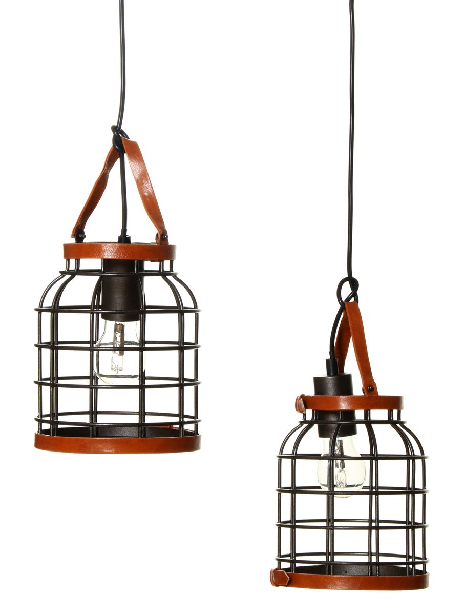 Joan on persoonallinen ja näyttävä ryhmävalaisin, jossa yhdistyvät lämpimän ruskea, hieman punertava nahka ja musta metalli. Epätavallinen ripustustapa, jossa varjostimet on sidottu johtojen avulla, tuo valaisimeen ainutlaatuista ilmettä ja luonnetta.