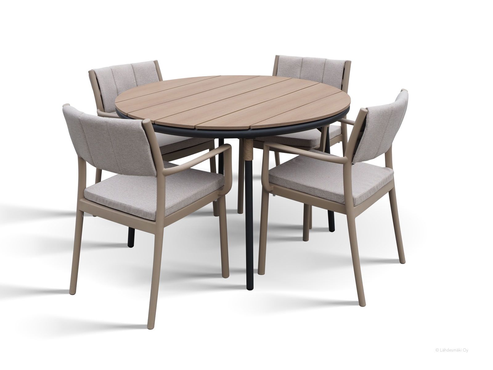 Juno pyöreä terassipöytä ja Nicole muovituolit beigellä värillä sekä pehmusteilla