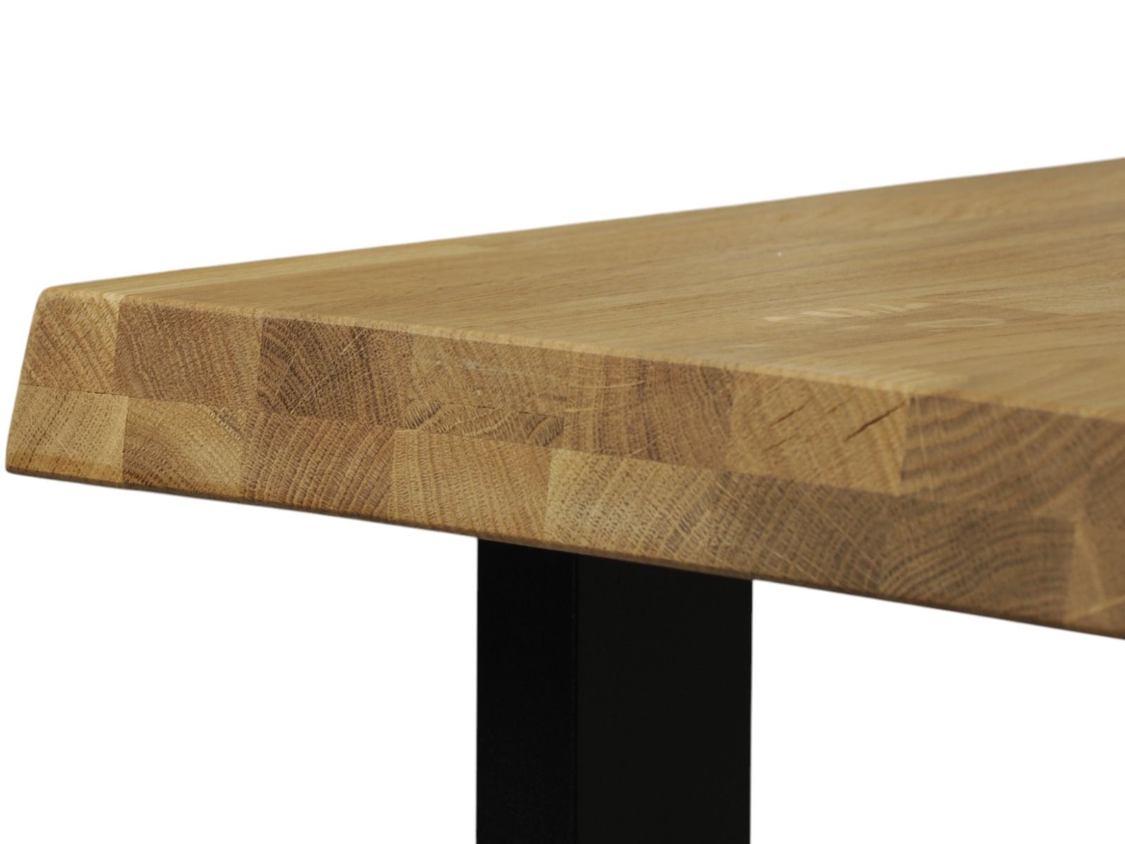 tammipöydän reunan viistetty ulkoreuna