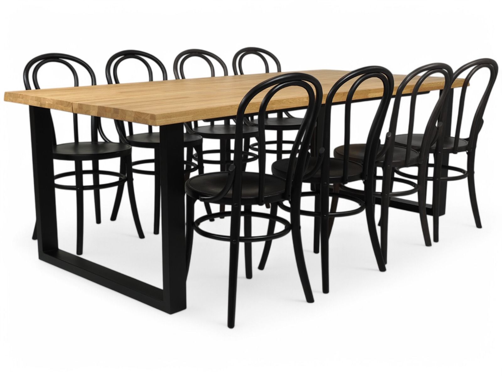 Koski ruokaryhmä kahdeksalle wieniläistuoleilla ja tammipöydällä