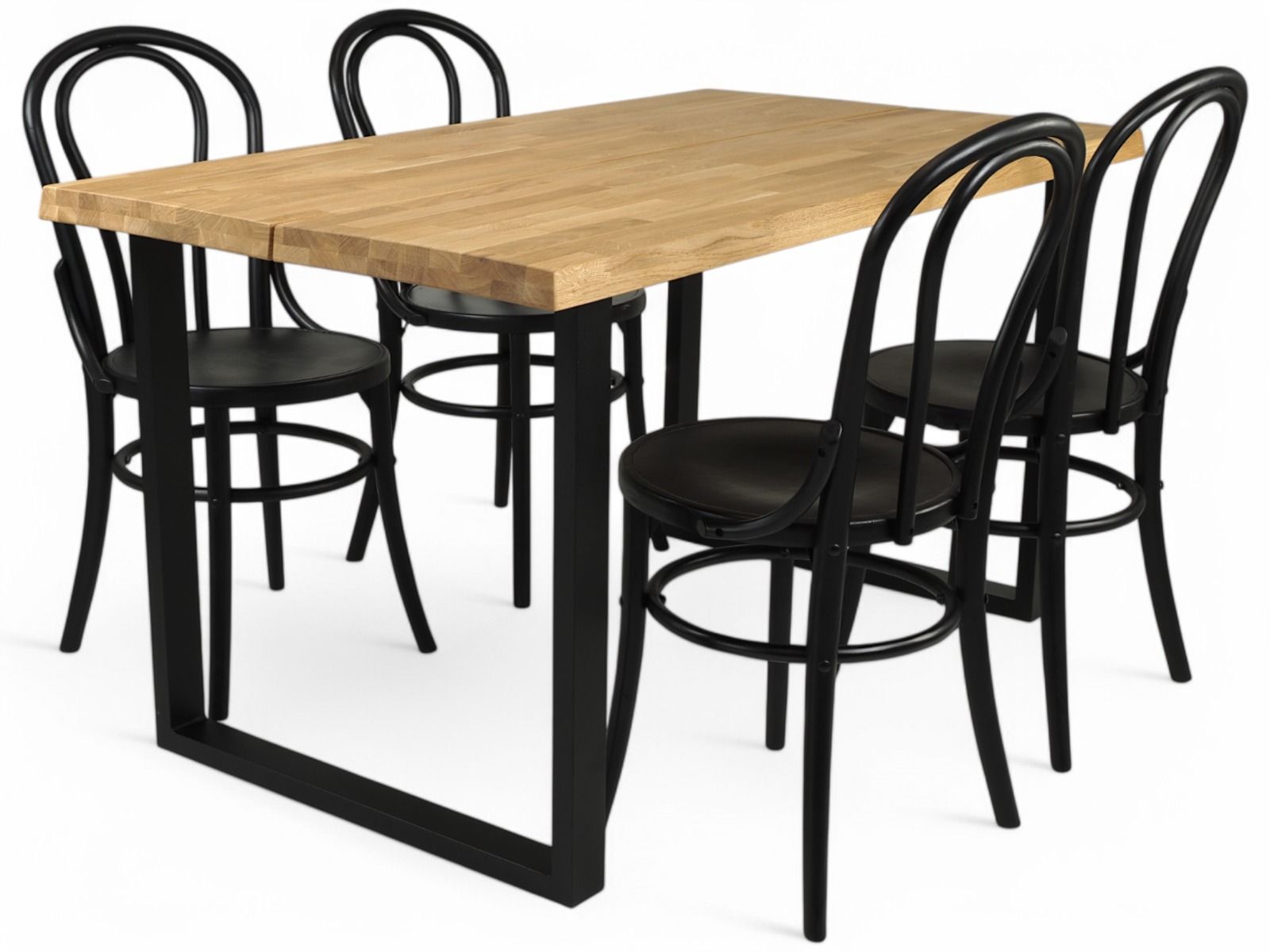 Koski ruokaryhmä tammipöydällä ja neljällä wieniläistuoli Bistrolla