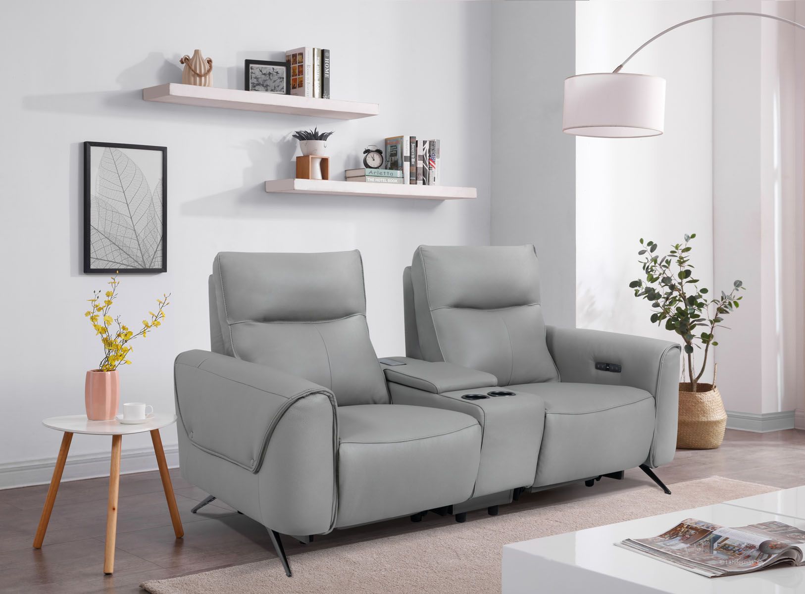 Harmaa nahkaverhoiltu kotiteatterisohva kahdelle, aito nahkaverhoilu ja mukitelineet