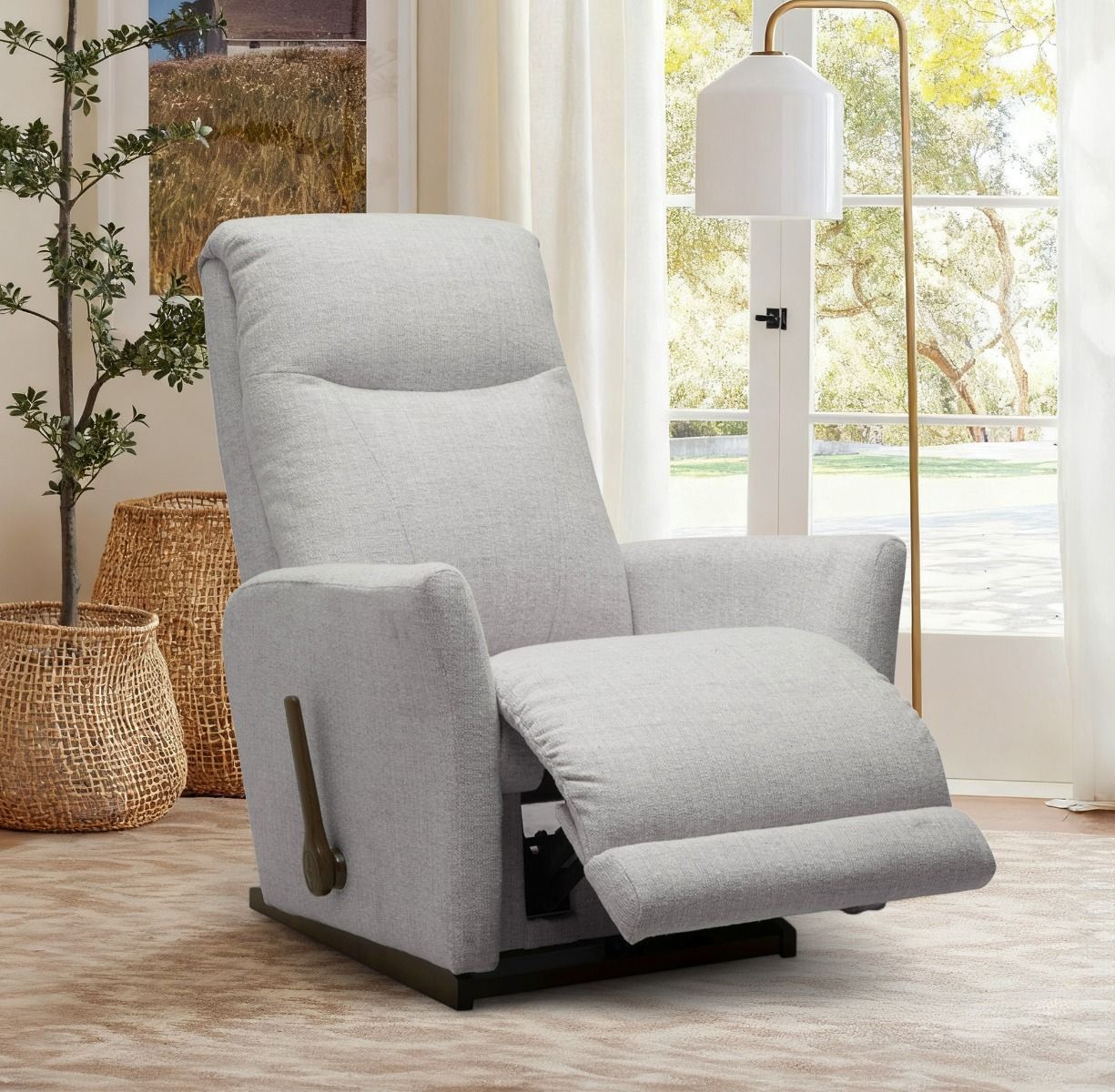 Vaalea mekanismituoli La-Z-Boy Harmony kangasverhoilulla olohuoneessa, jossa vaaleat värit