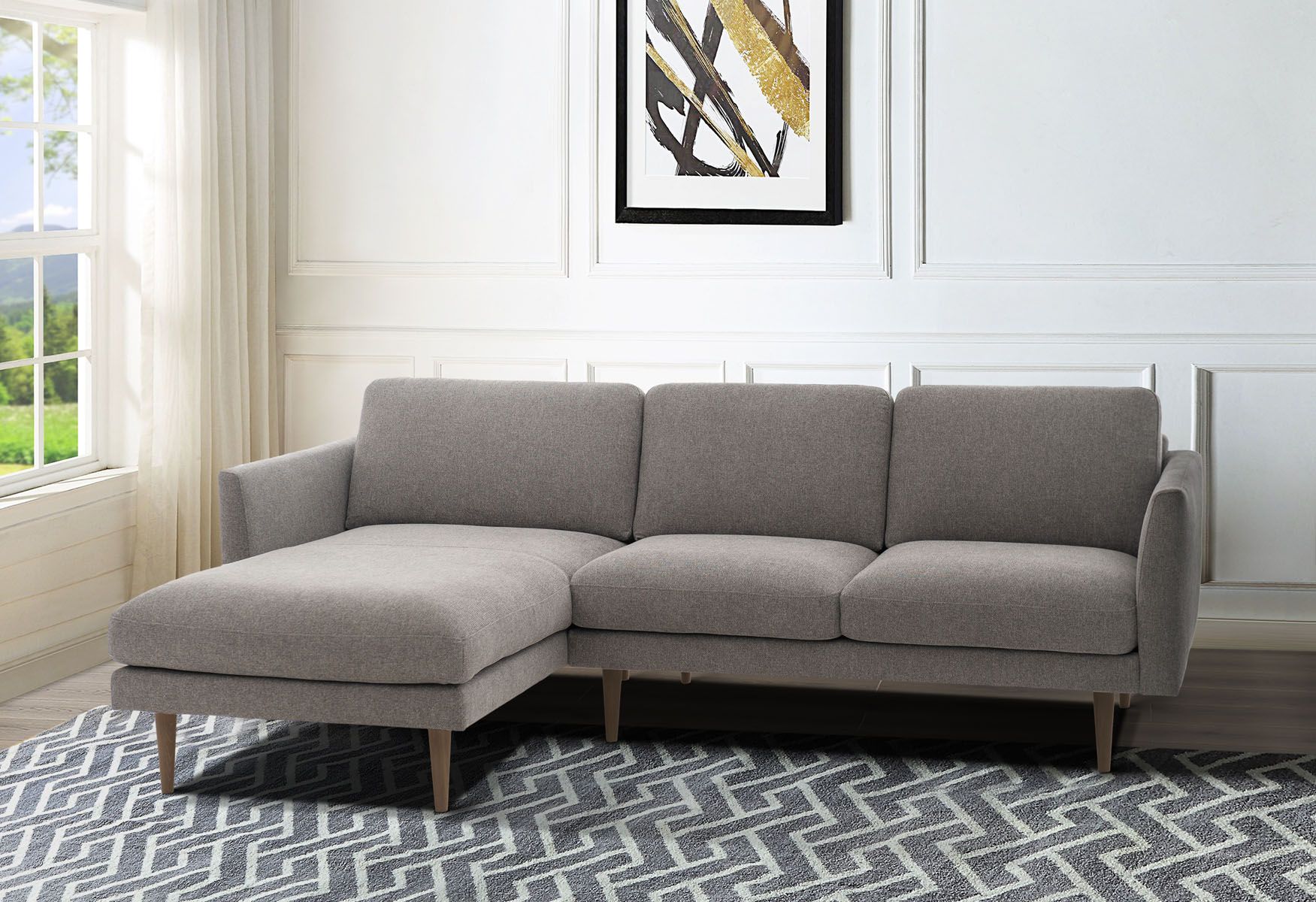 Harmaa divaanisohva Neiser Lario tammijaloilla kuvattuna vaaleassa huoneessa