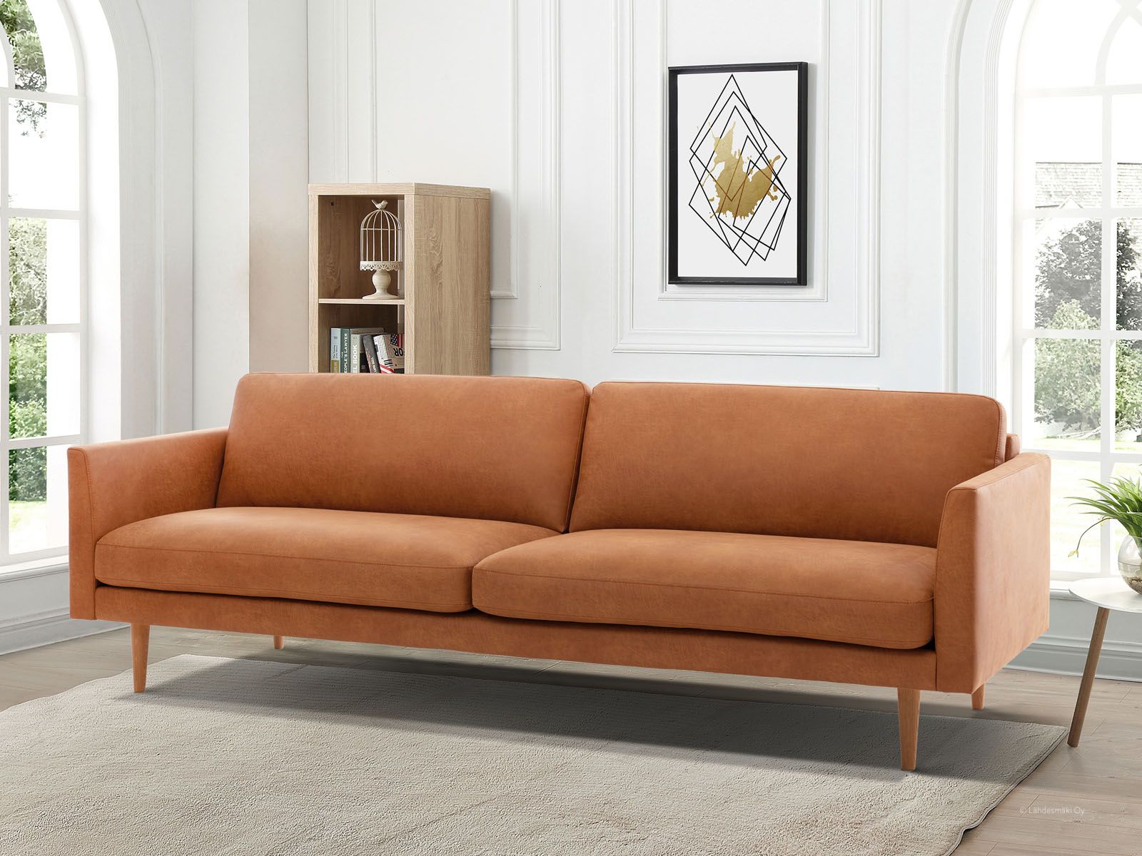 Lario konjakin värinen nahkasohva leveä kuvattuna upeassa olohuoneessa