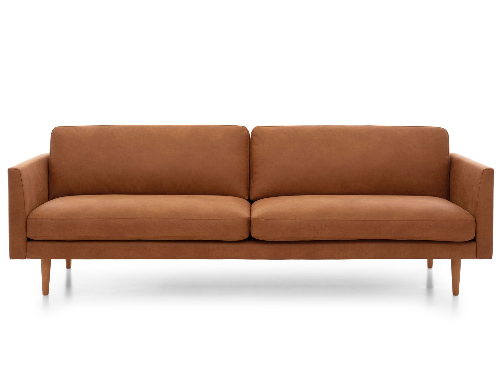 Konjakin värinen nahkasohva leveänä