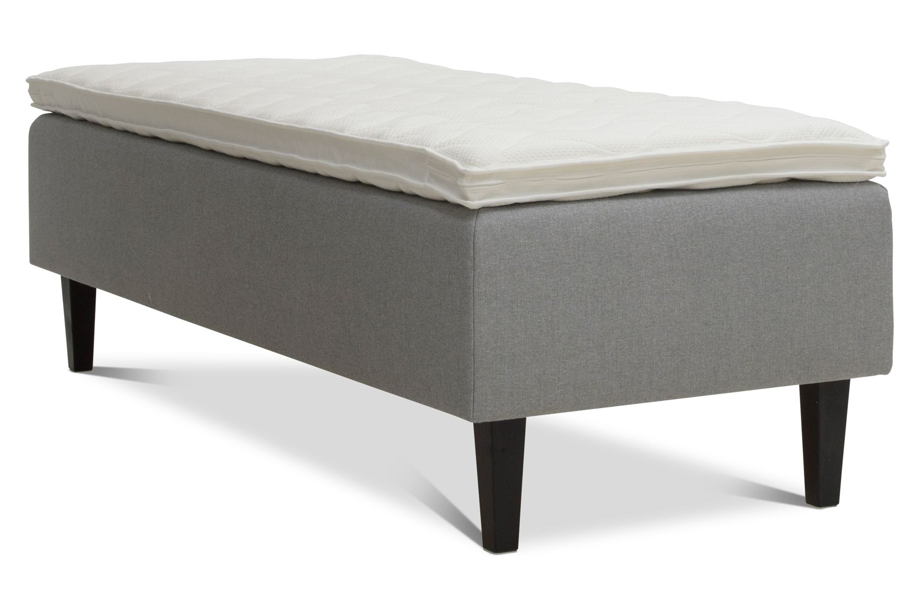 Kotimainen Lumo runkosänky 80x200cm mustilla kartiojaloilla sekä vaaleanharmaalla verhoilulla.