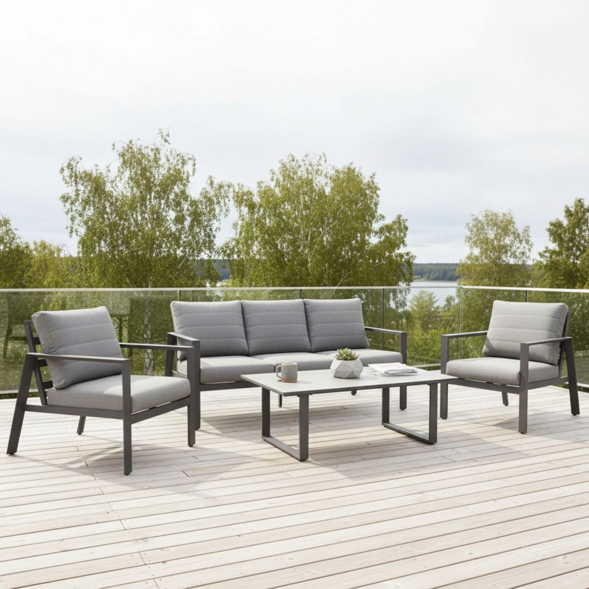 Harmaa terassiryhmä Luoto sohvalla ja nojatuoleilla