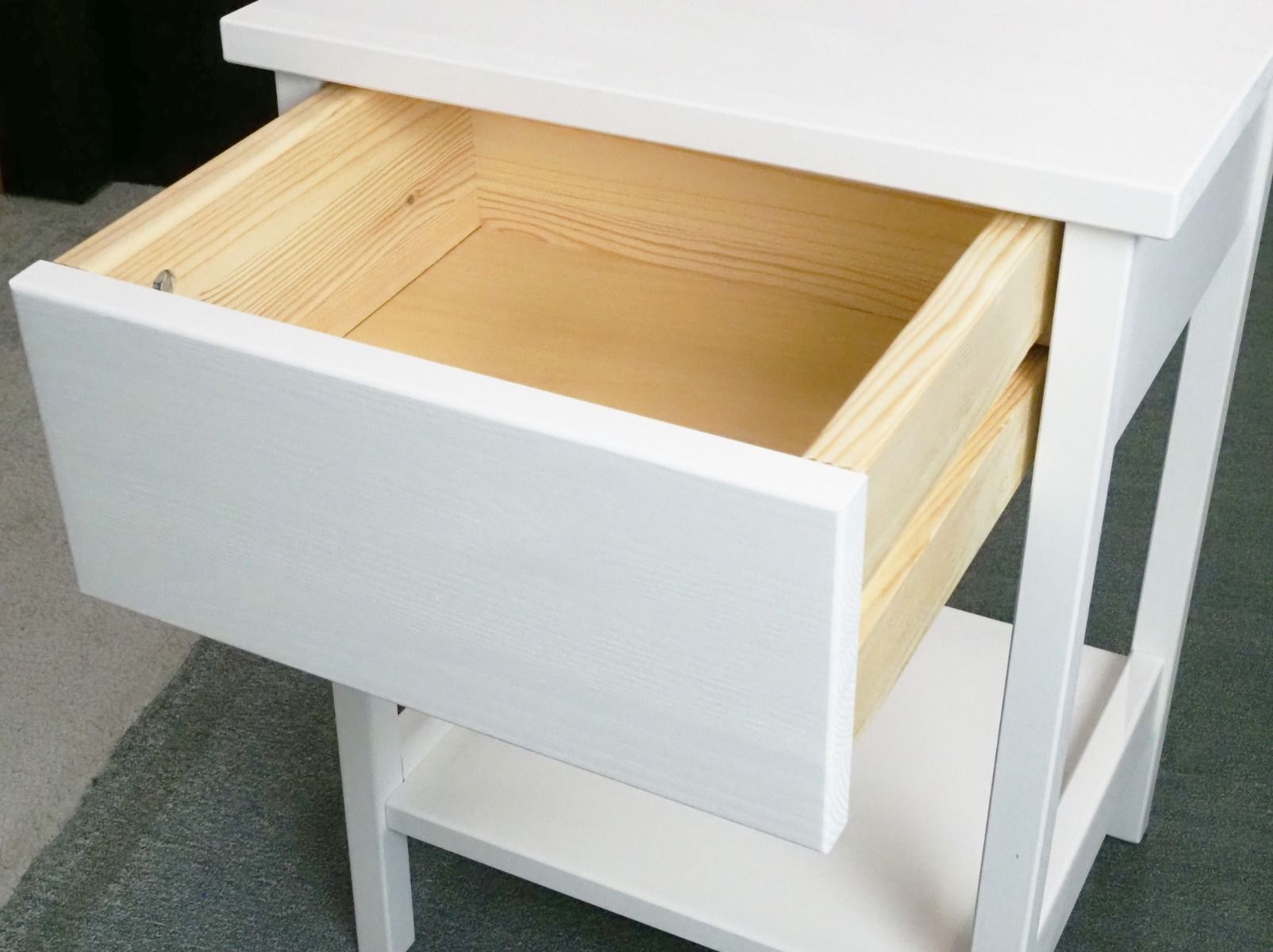 Mari yöpöytä, valkoinen