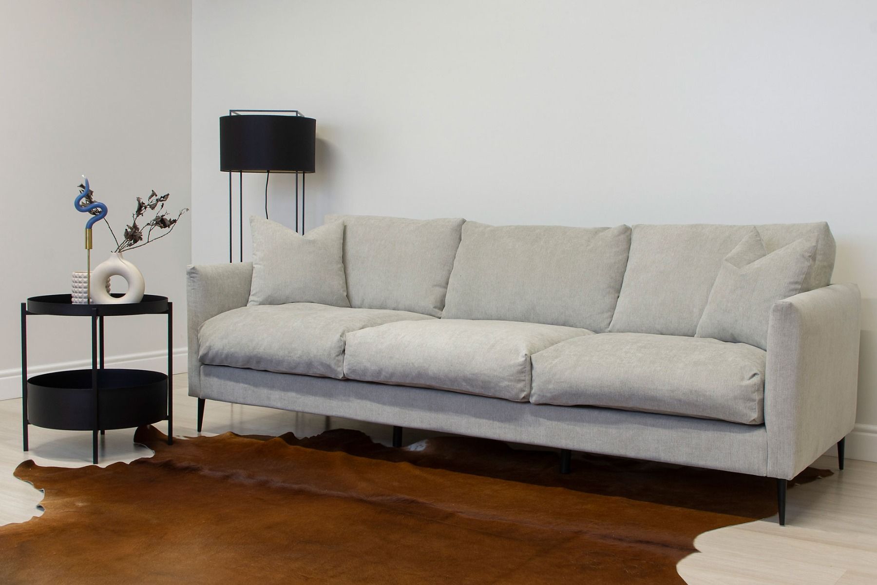 Mocca vaaleanharmaa sohva höyhenistuimilla