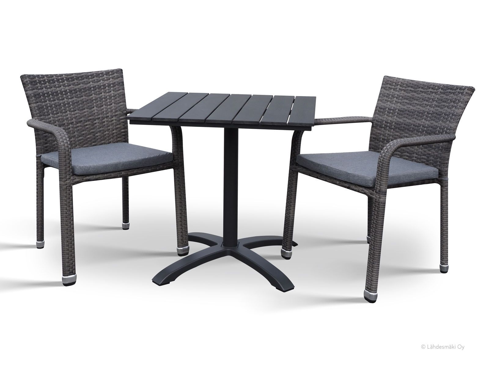 Pieni parvekepöytä ja kaksi tuolia ulkokäyttöön mustana ja harmaana