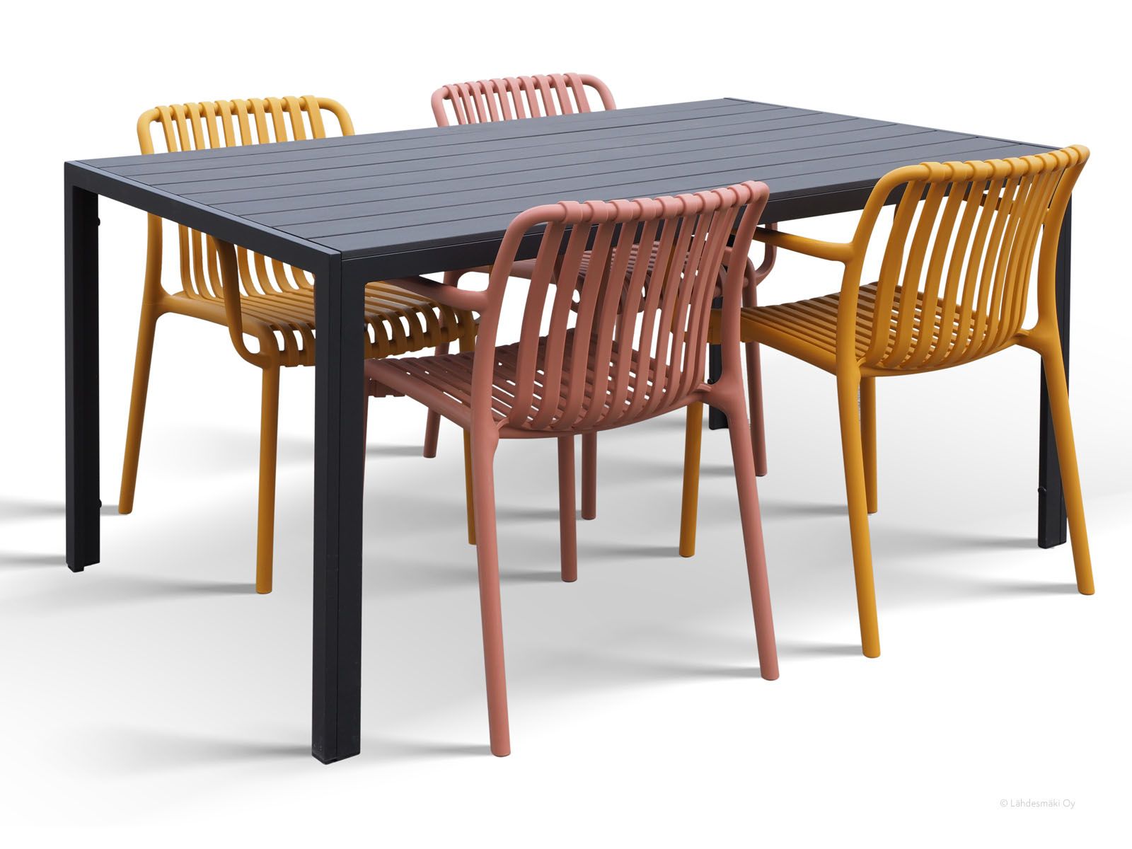 Moonlight terassipöytä musta suoralinjainen sekä värikkäät Brandon tuolit