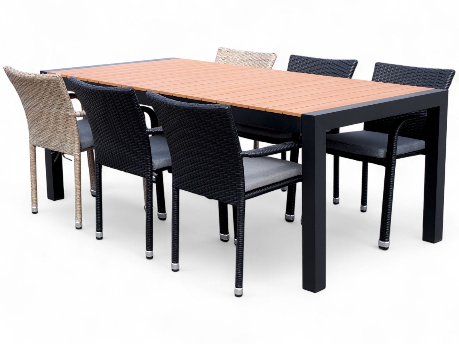 Moonlight jatkopöytä ja Apollo polyrottinkituolit