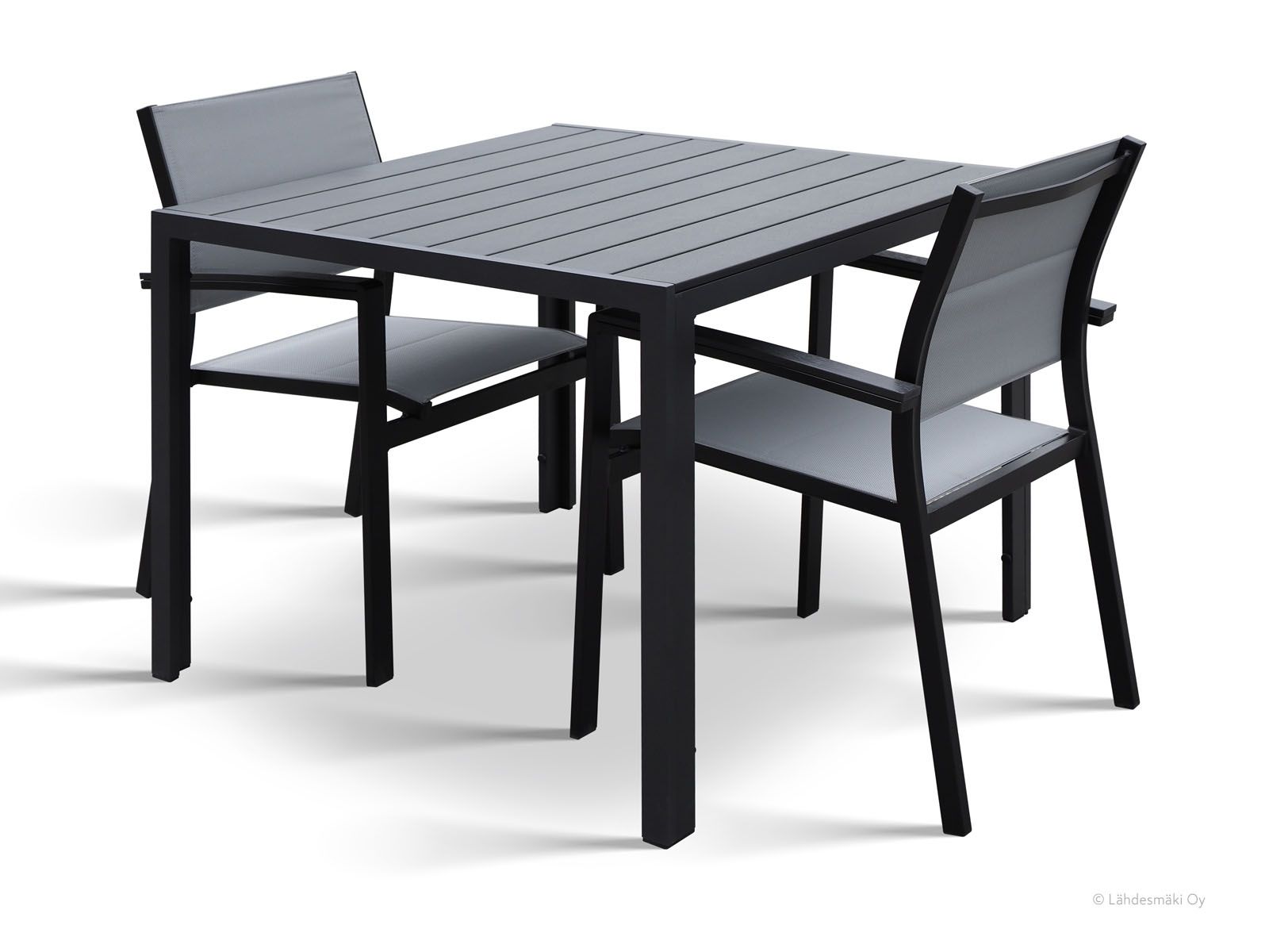 Pieni musta terassipöytä ja kaksi tukevaa tuolia parvekkeelle