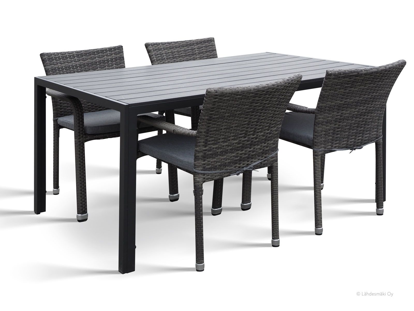 Moonlight terassipöytä ja neljä polyrottingista valmistettua tuolia