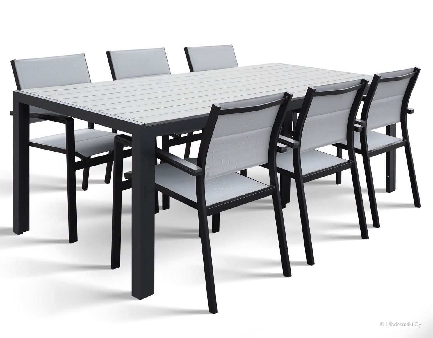 Terassiryhmä kuudelle henkilölle, johon sisältyvät pöytä ja kuusi säänkestävää tuolia