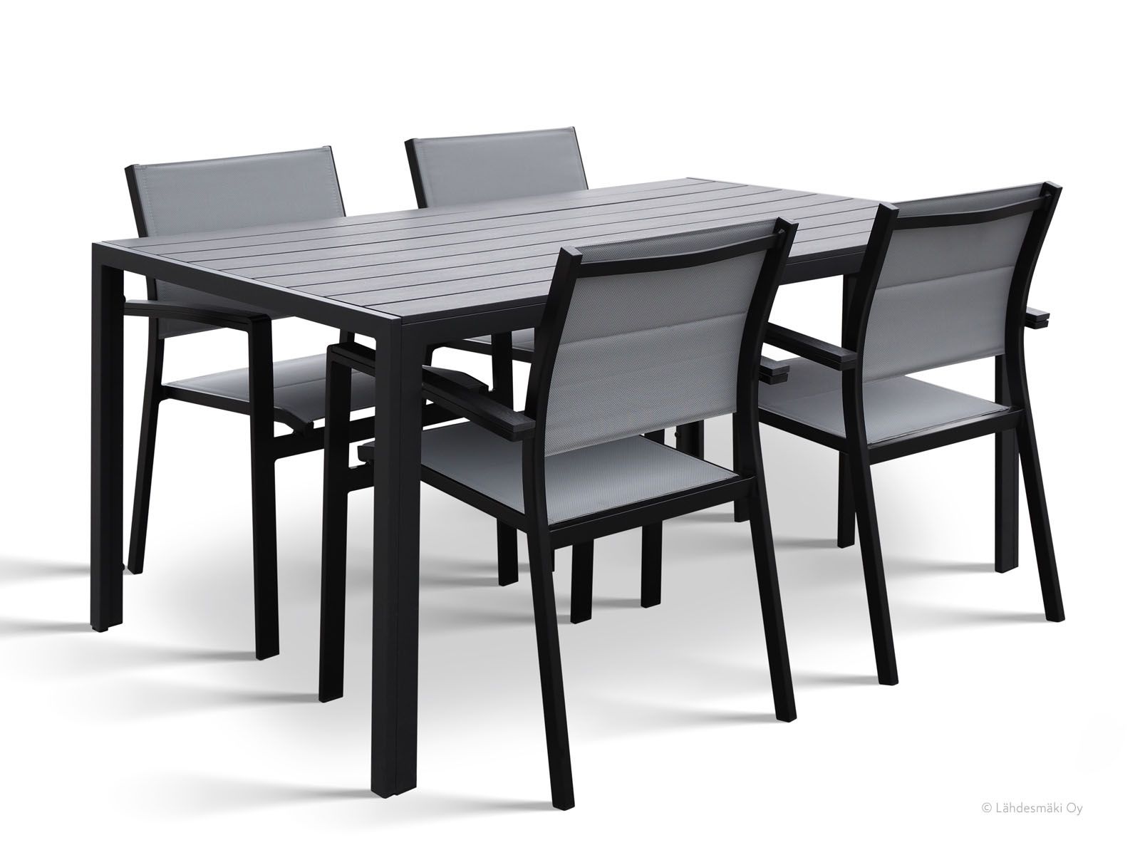 Musta terassipöytä ja neljä tuolia joissa on musta runko