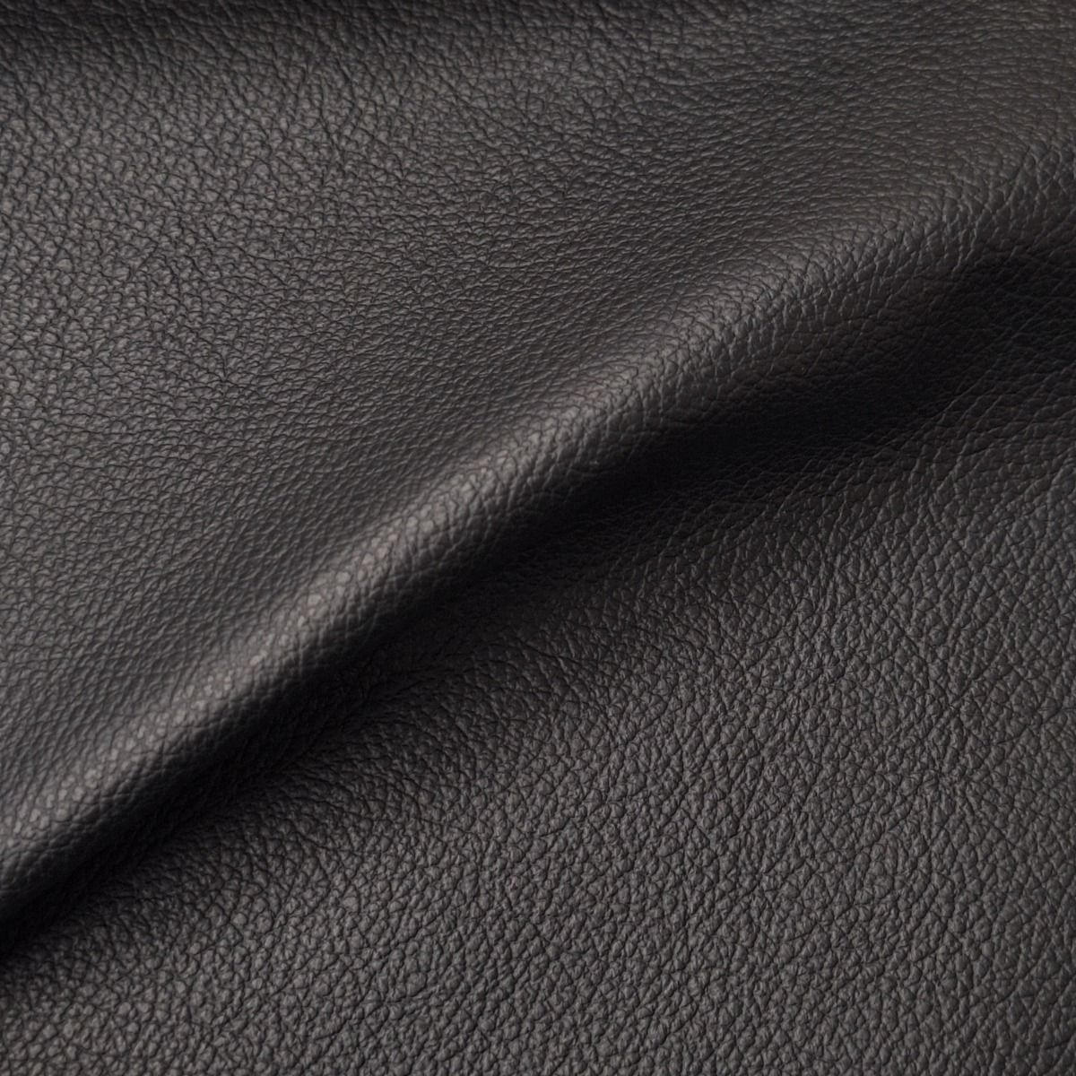 Lähikuva mekanismituolin mustasta nahkaverhoilusta