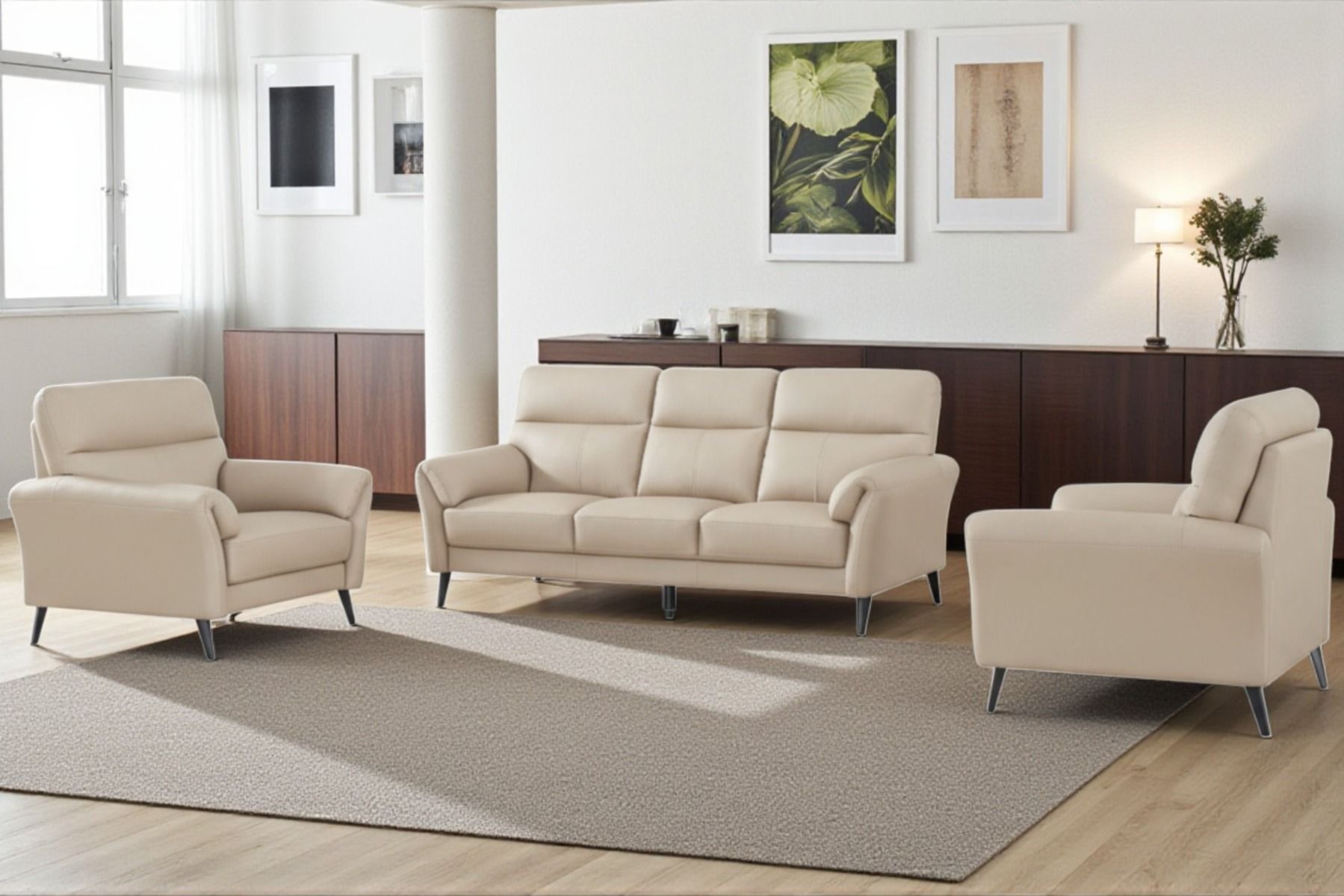 Vaalea taupen värinen nahkasohvakalusto, jossa on sohva ja kaksi nojatuolia