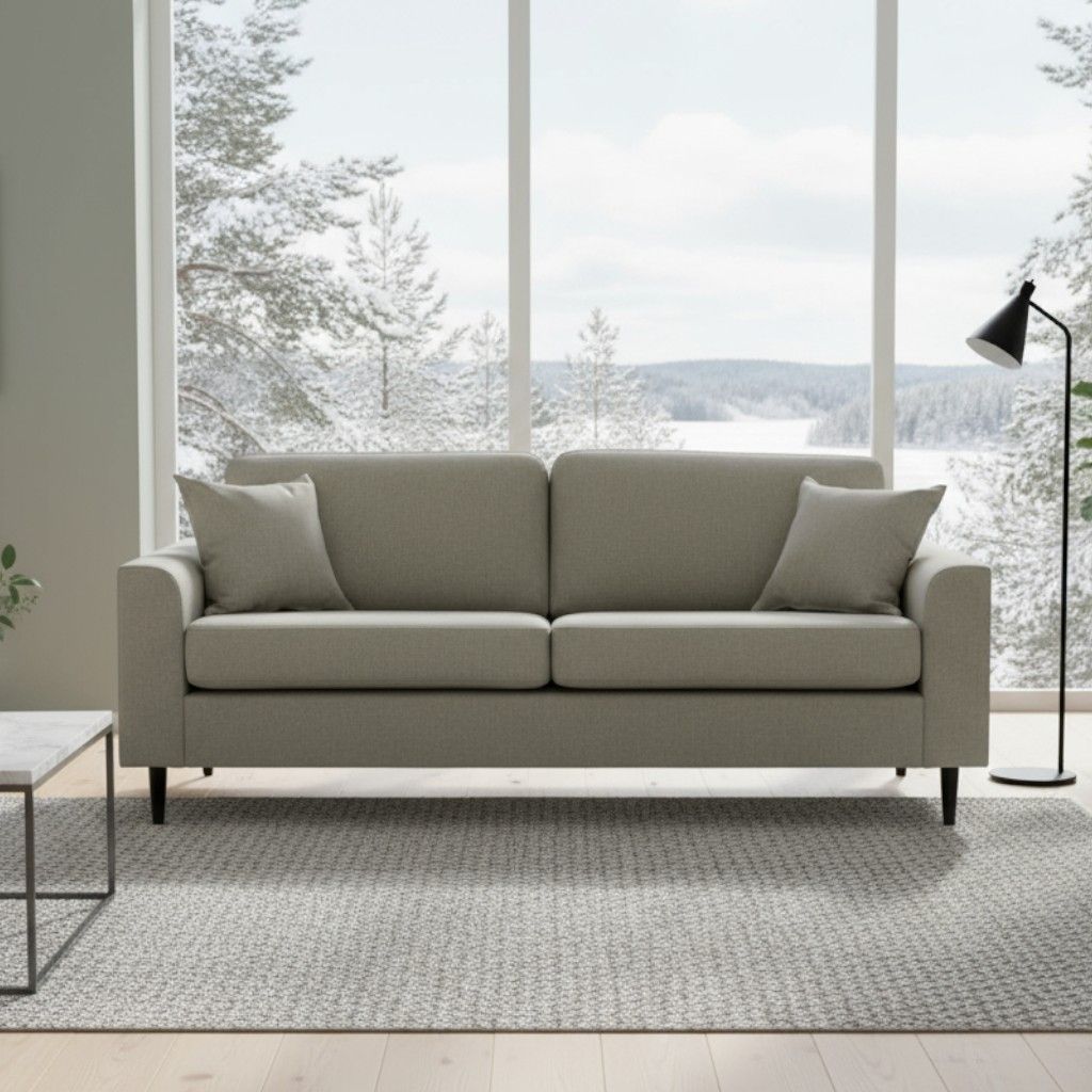 Napue kolmenistuttava sohva vaalealla kangasverhoilulla kuvattuna olohuoneessa