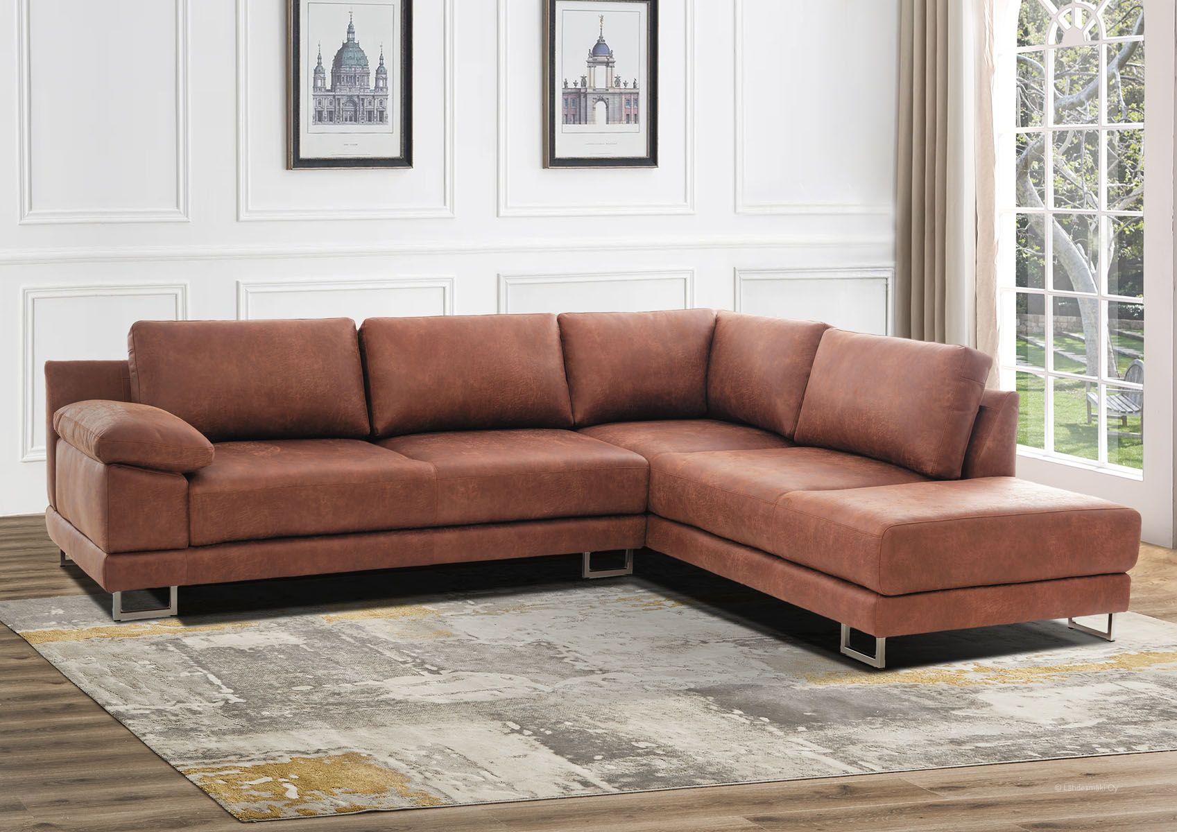 Konjakin ruskea Nemo avokulmasohva kuvattuna olohuoneessa