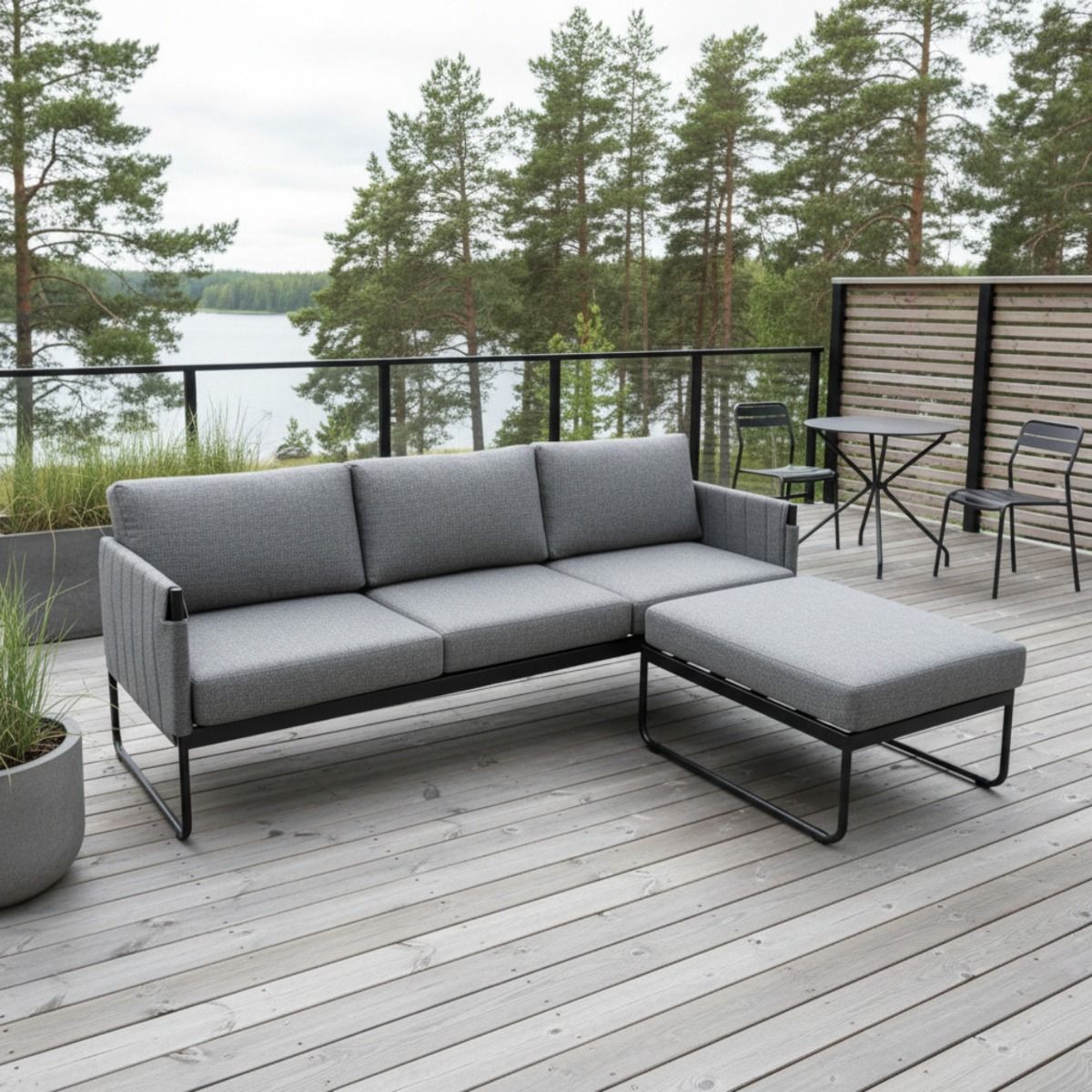 Niva harmaa divaanisohva kuvattu terassilla