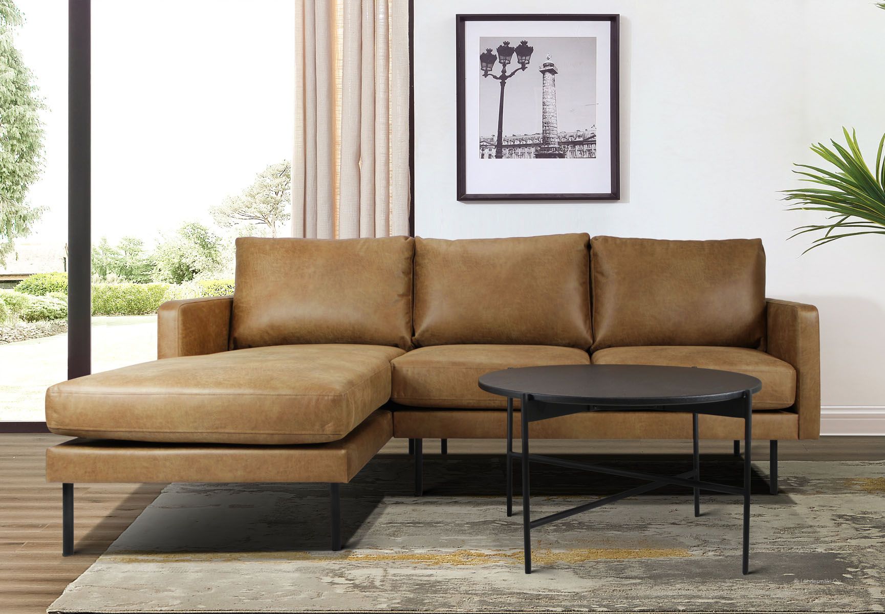 Nordic Copenhagen divaanisohva konjakin ruskealla nahalla kuvattuna tyylikkäässä olohuoneessa