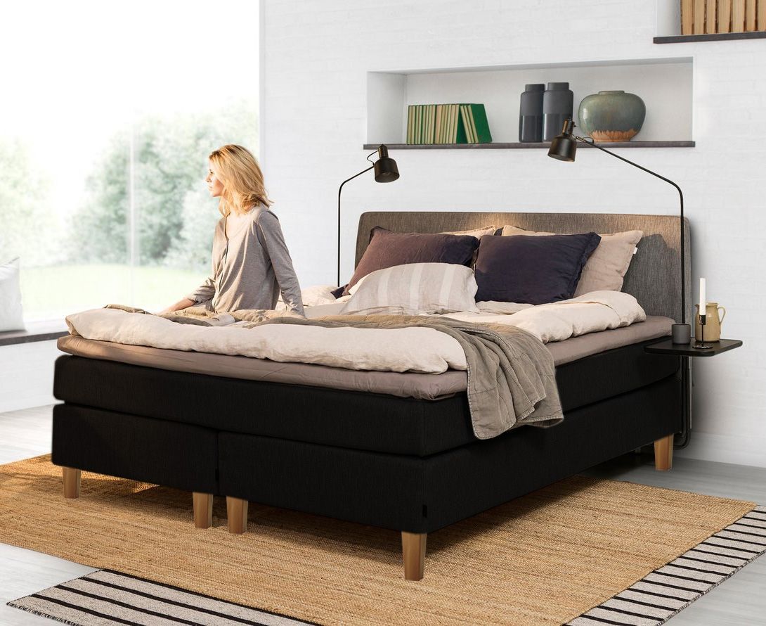 Jensen Nova Max jenkkisänky. Saatavilla koossa 160x200cm sekä 180x200cm. Sängyn hintaan kuuluu sängyn alarungot, yhtenäinen välipatja sekä petauspatja sekä jalat. Verhoiluvärinä kuvasta poiketen harmaa.