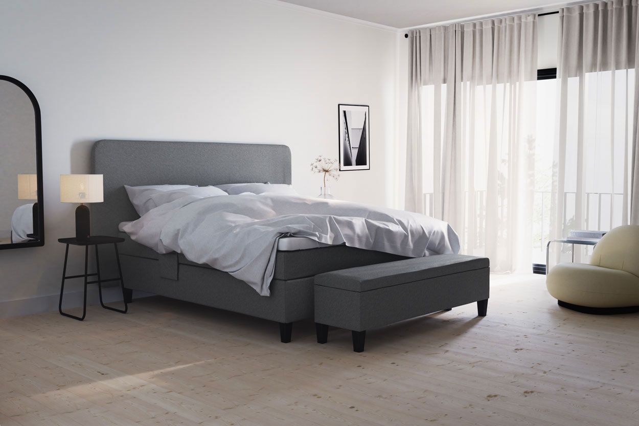 Jensen Nova Max jenkkisänky 180x200cm. Sänkyy koostuu kahdesta erillisestä alarungosta, yhtenäisestä väli- sekä petauspatjasta sekä jaloista. Lisähinnasta ostettavissa sängynpääty. Sängyn verhoiluväri harmaa.