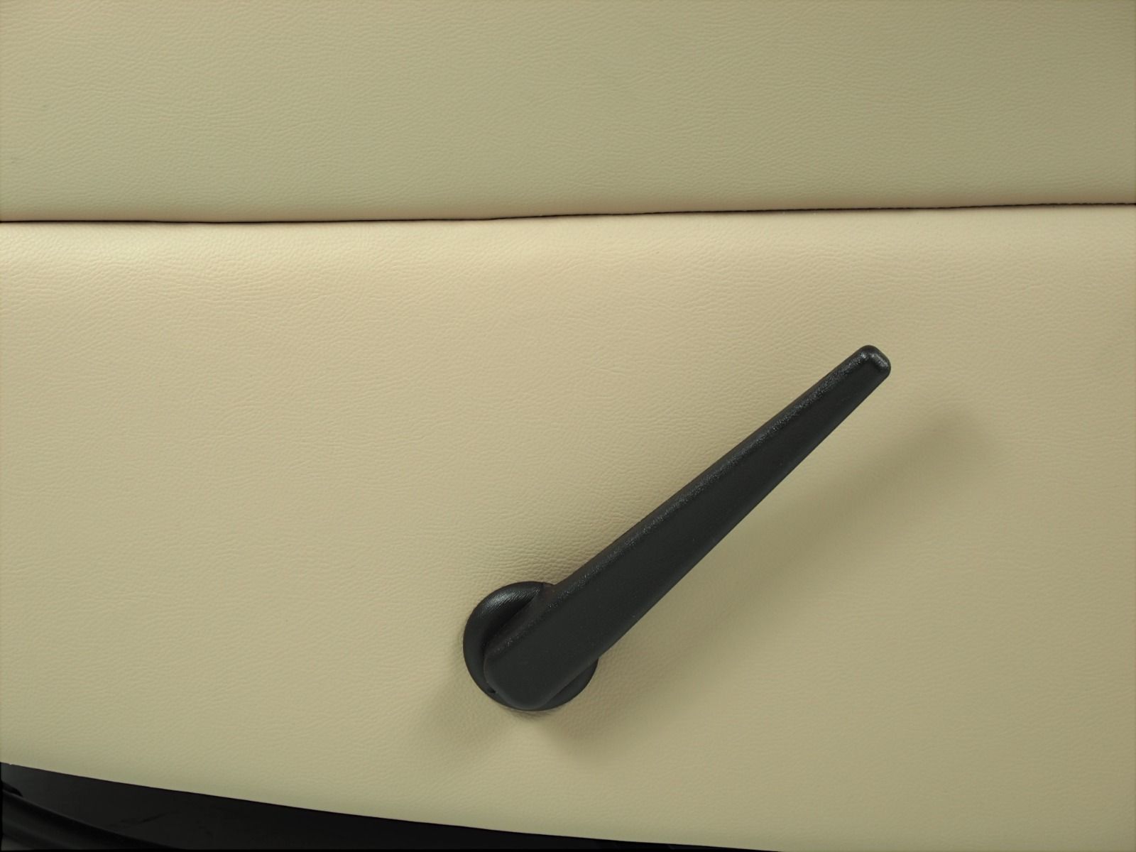 Kotimainen Oodi mekanismituoli, khaki nahka