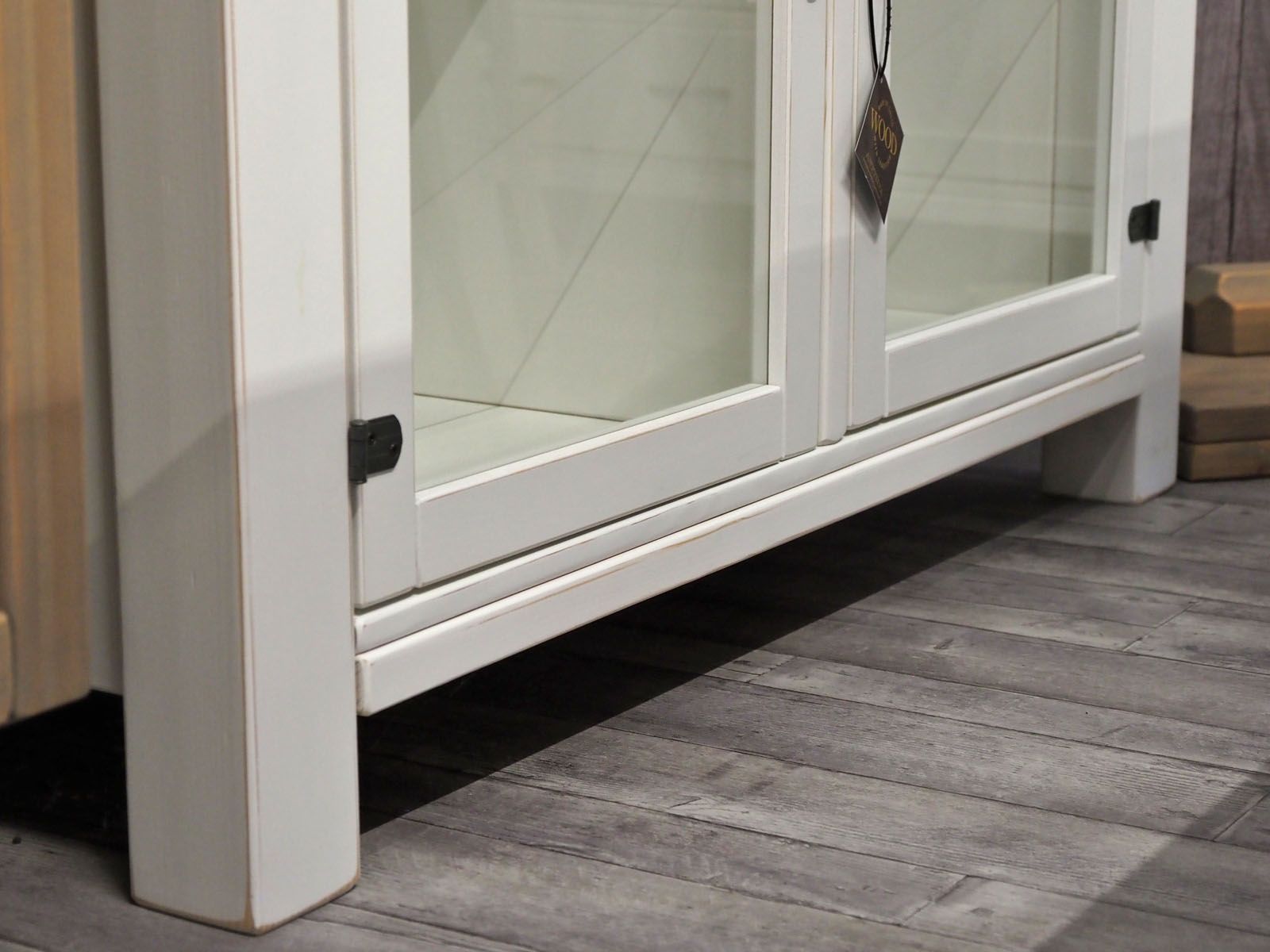 Anttiina -lakeus vitriini, valkoinen