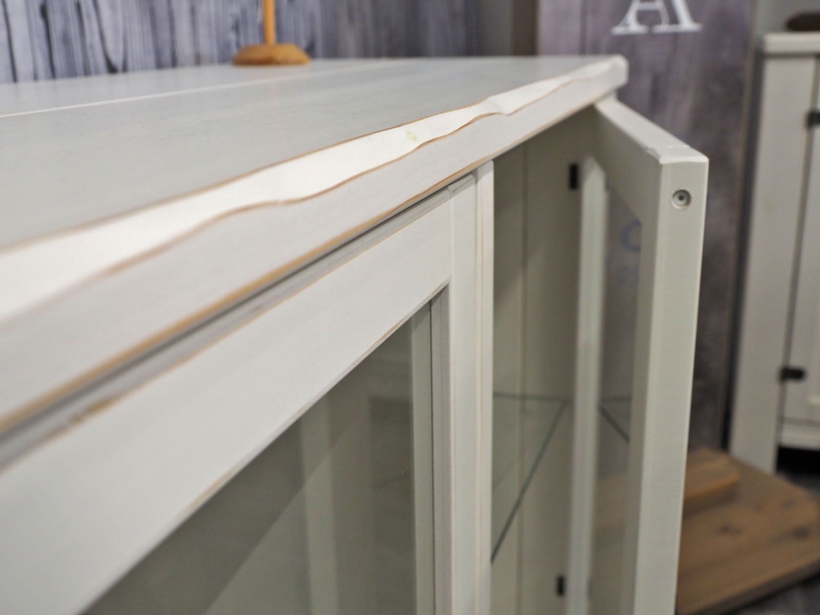 Anttiina -lakeus vitriini, valkoinen