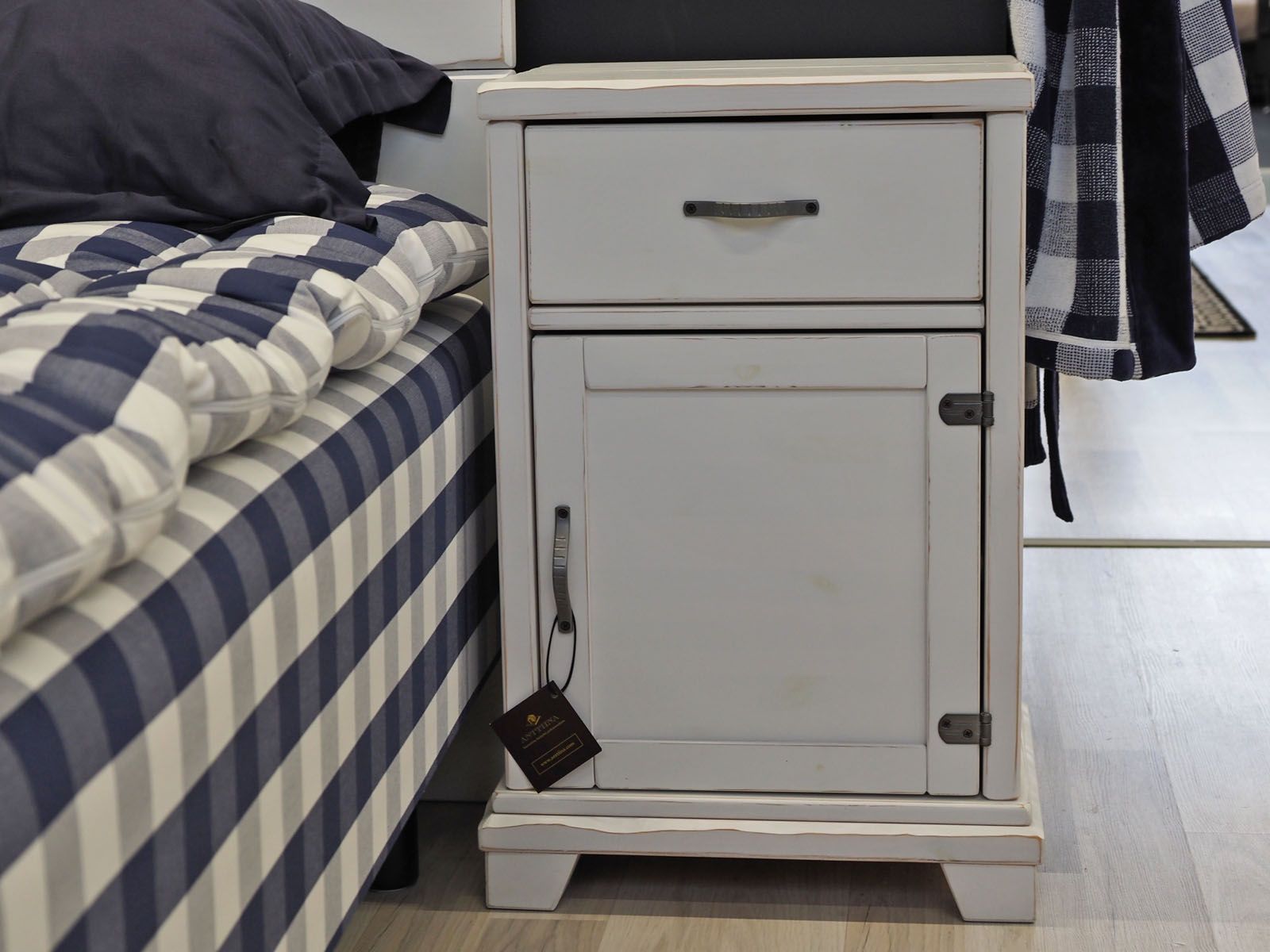 Anttiina Provinssi -yöpöytä Classic, valkoinen