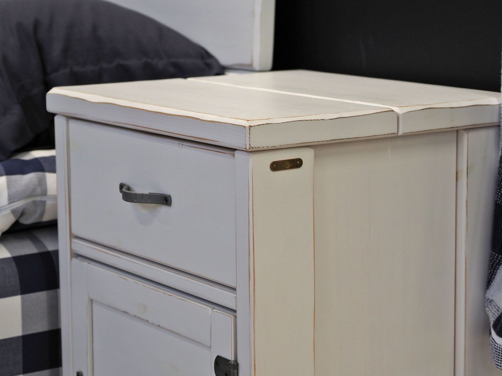 Anttiina Provinssi -yöpöytä Classic, valkoinen