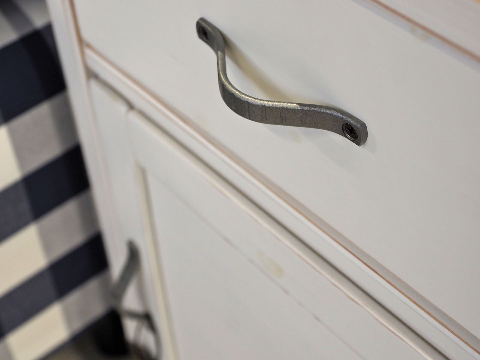 Anttiina Provinssi -yöpöytä Classic, valkoinen