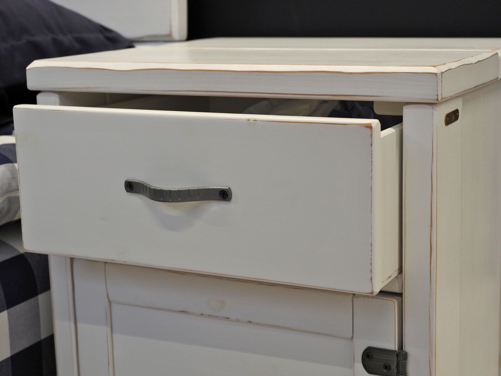 Anttiina Provinssi -yöpöytä Classic, valkoinen