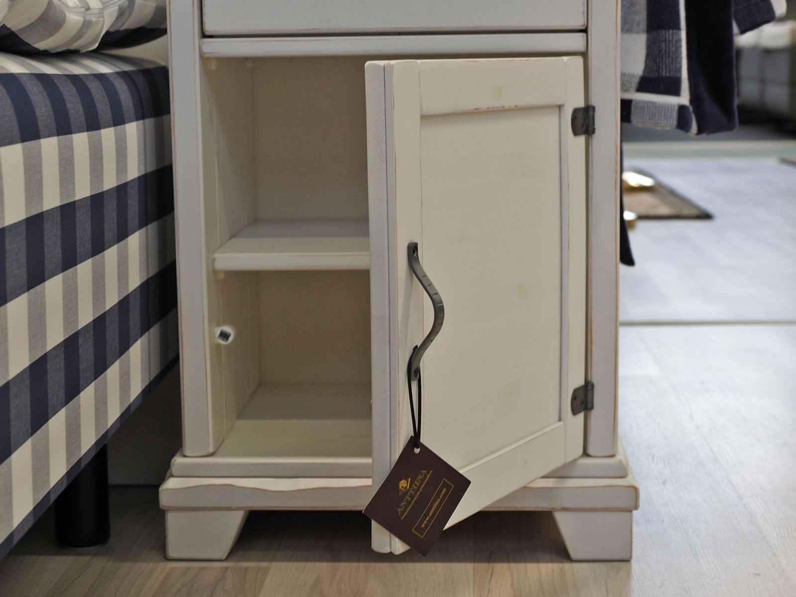 Anttiina Provinssi -yöpöytä Classic, valkoinen