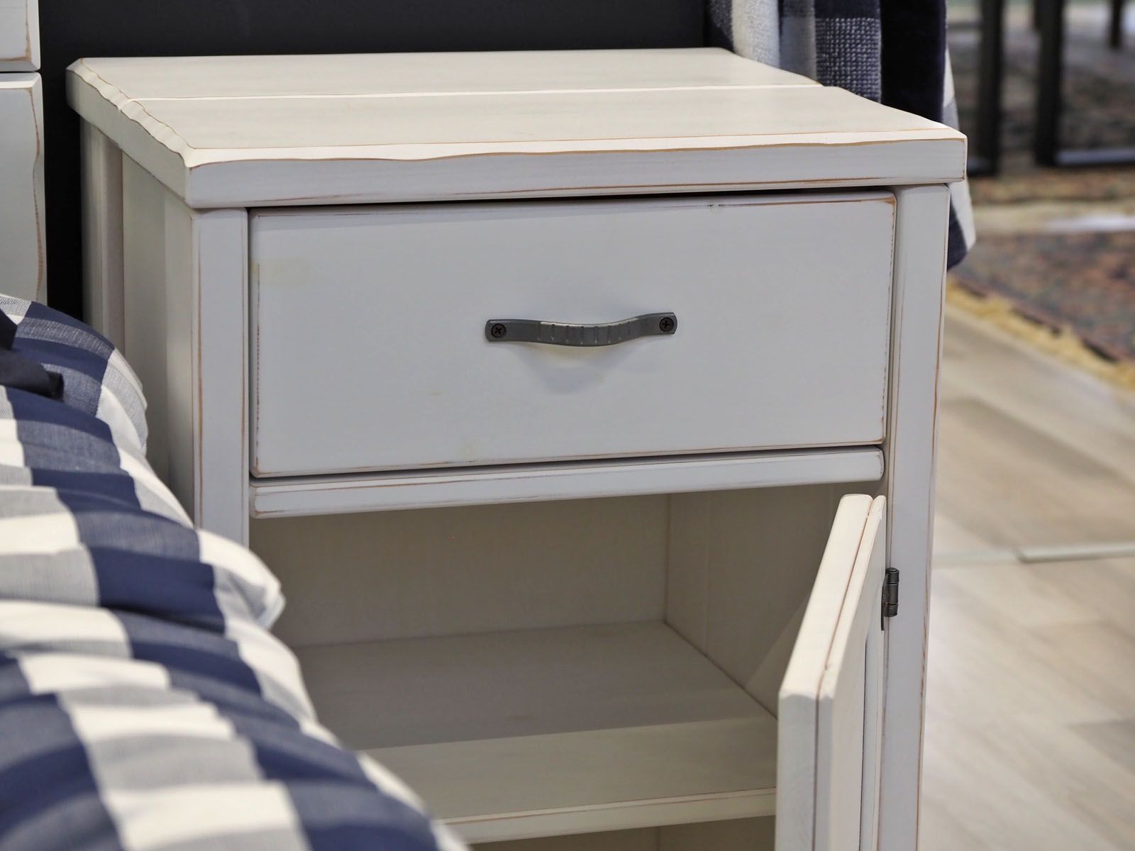 Anttiina Provinssi -yöpöytä Classic, valkoinen