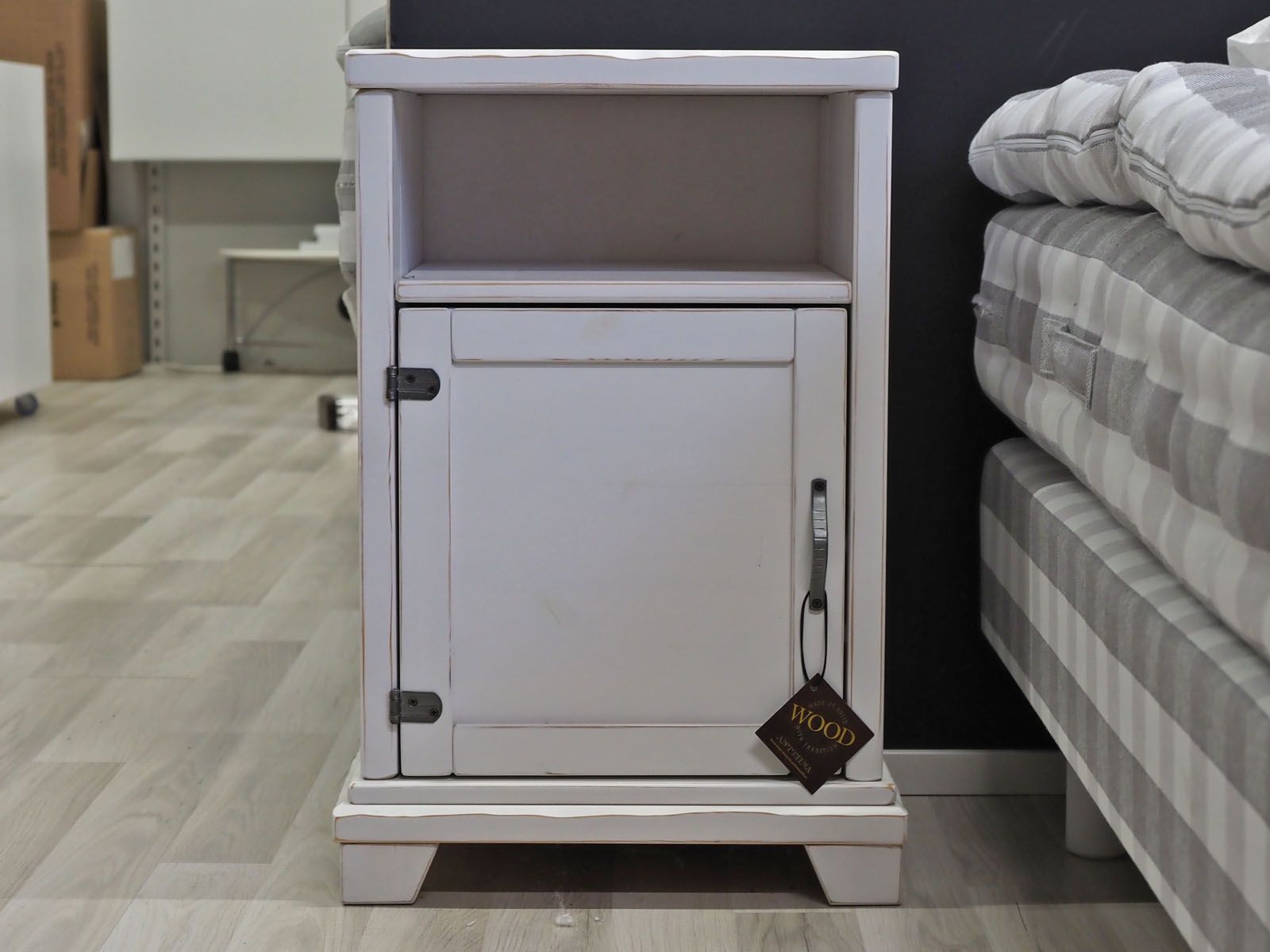 Anttiina yöpöytä, valkoinen