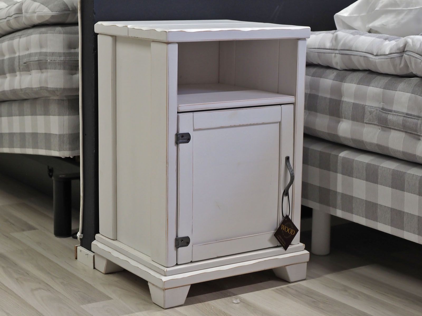 Anttiina yöpöytä, valkoinen