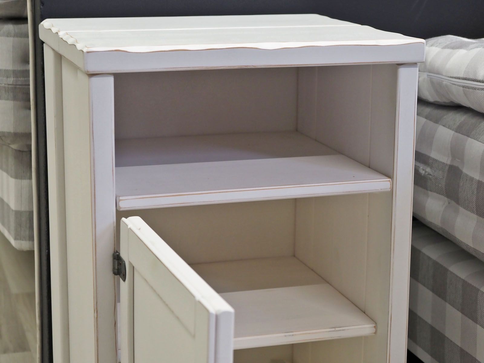 Anttiina yöpöytä, valkoinen