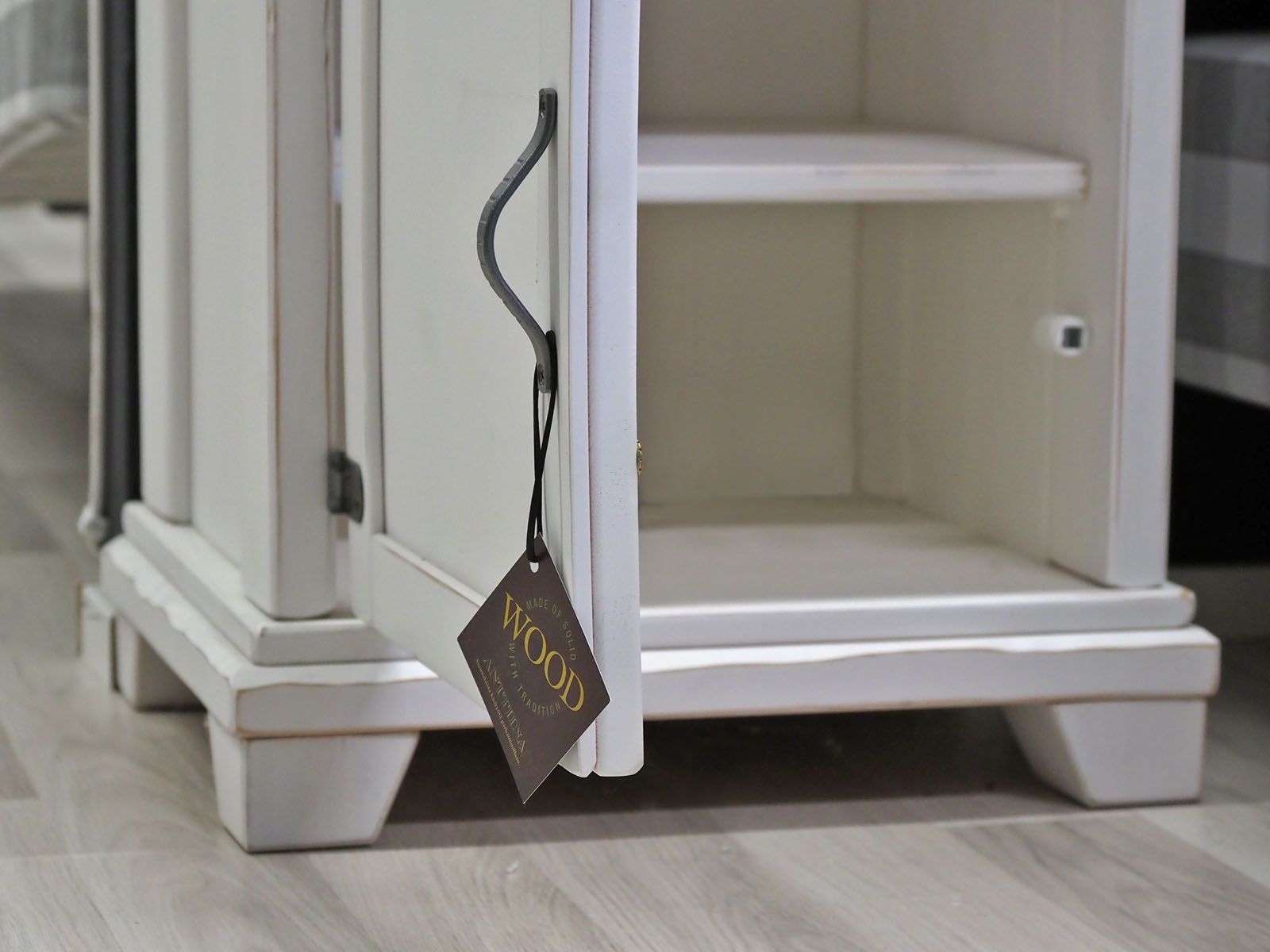 Anttiina yöpöytä, valkoinen