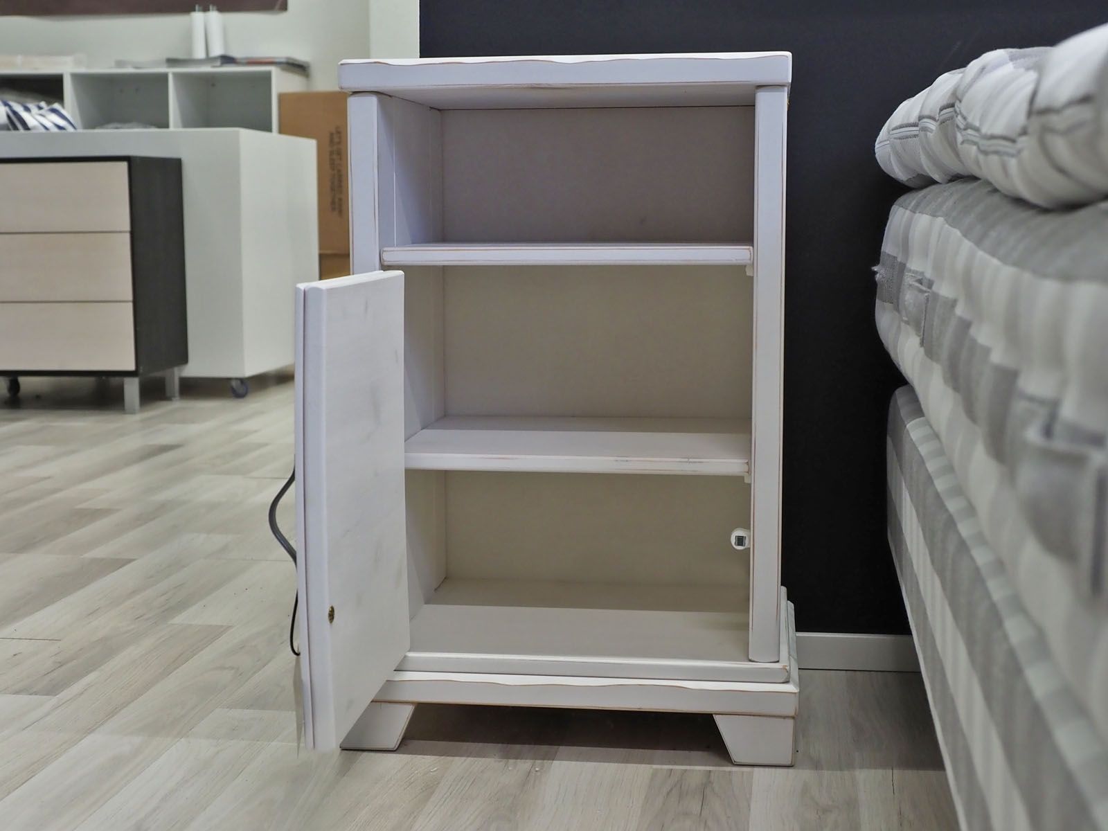 Anttiina yöpöytä, valkoinen