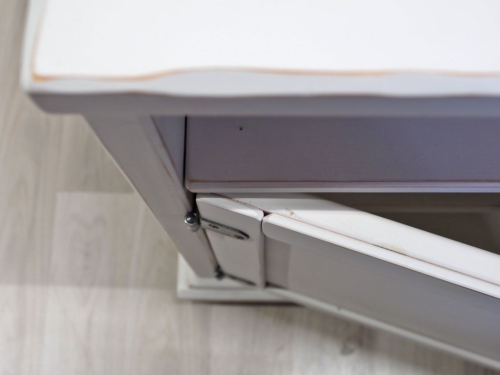 Anttiina yöpöytä, valkoinen