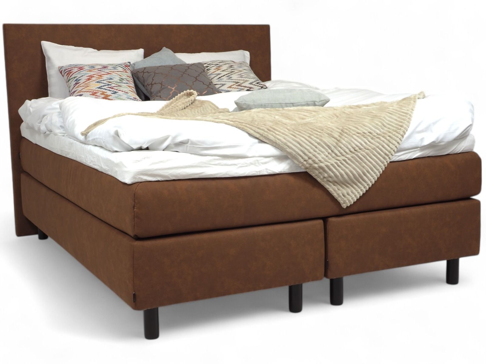 Copenhagen jenkkisänky 180x200 konjakin ruskeana